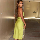 Vestido de cóctel midi plisado con cuello halter en V - Verde